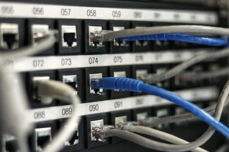 Centro de operações de segurança com painéis de monitoramento em tons de azul